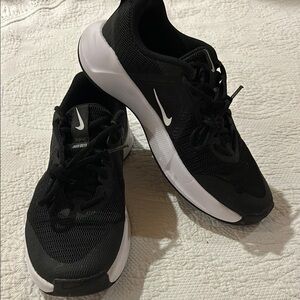 Nike Women’s Black and White Athletic Shoes with Cushioned Sole
